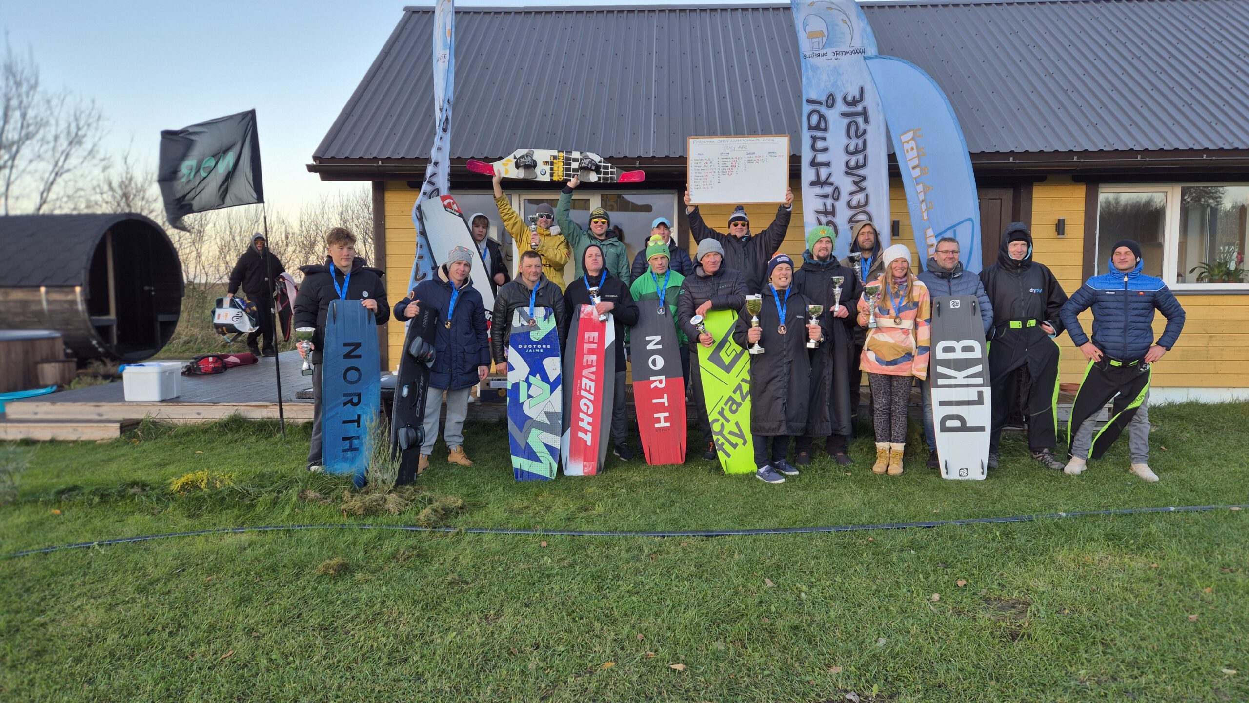 Selle aasta surfihooaeg on olnud üsnagi tuulevaene, kuid siiski õnnestus võistlustega tavapärasest varem alustada. Vabastiili etapp Häädemeestel toimus juba aug